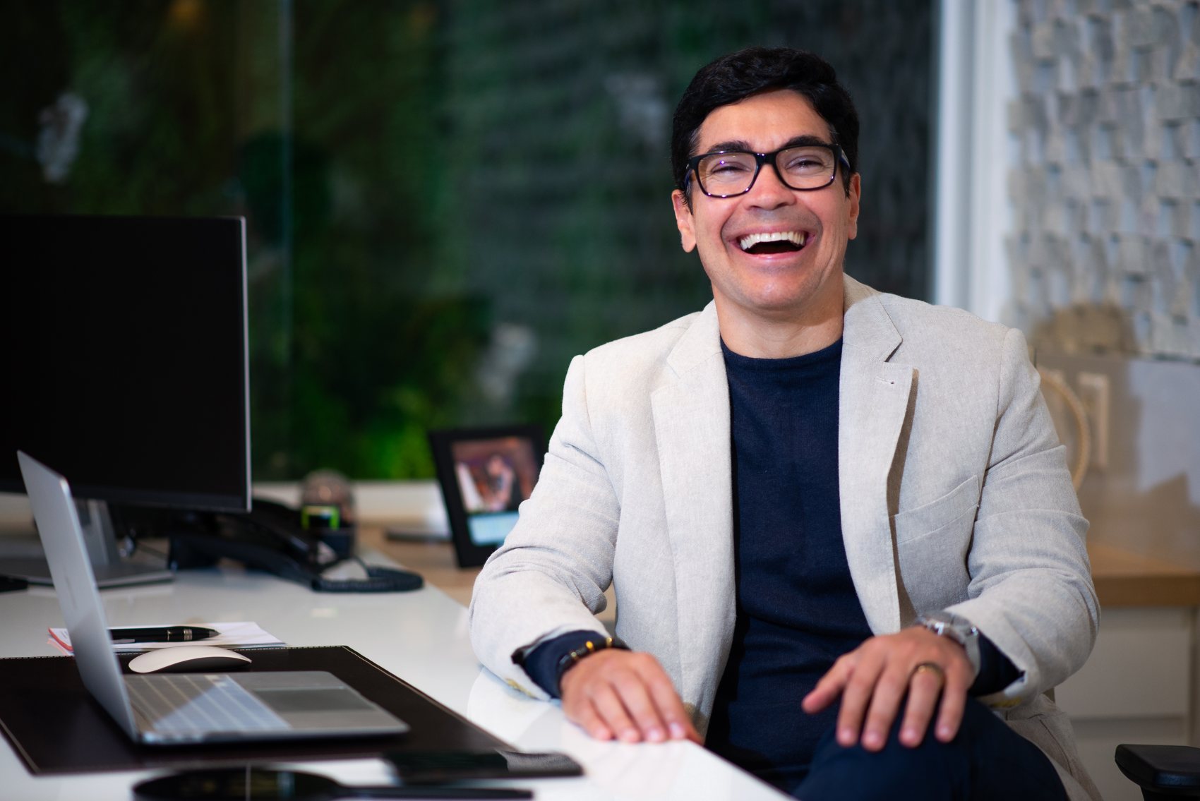 Dr. Niro Reis